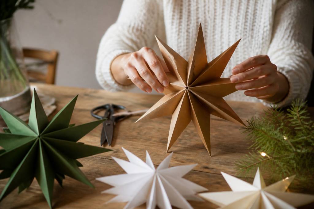 Papierstern basteln: kreative DIY-Ideen für schöne Weihnachtsdekoration